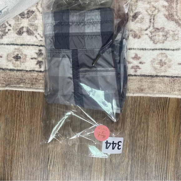 Lululemon Plaid Women's Athletic Shorts in Gray - Picture 12 of 12